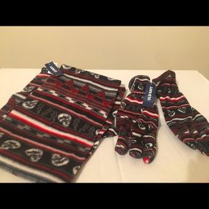 Fleece scarf and gloves with a skull print